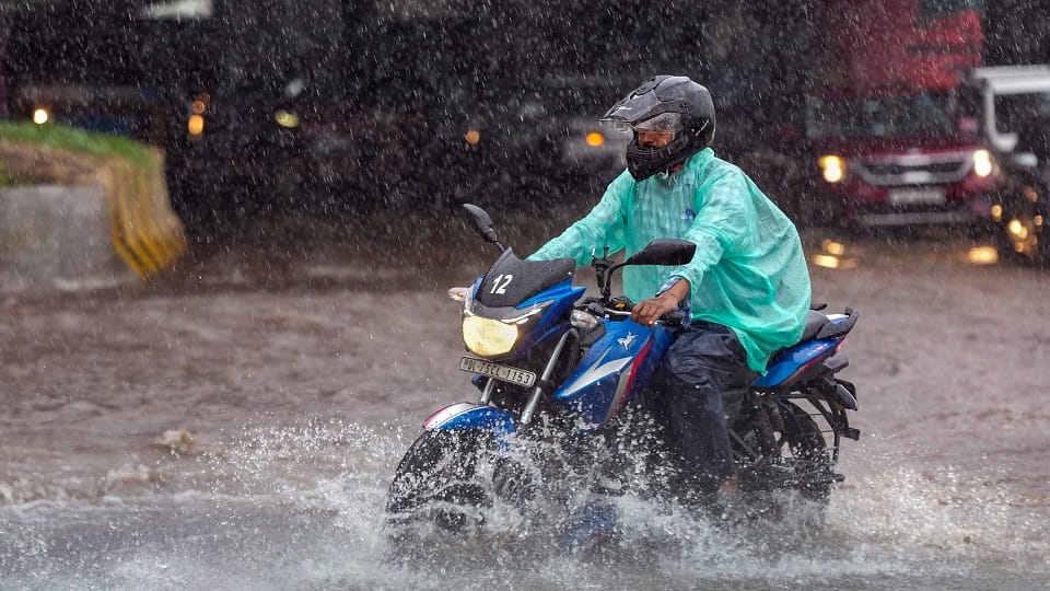 Waterlogging on roads due to heavy rains in Delhi-NCR