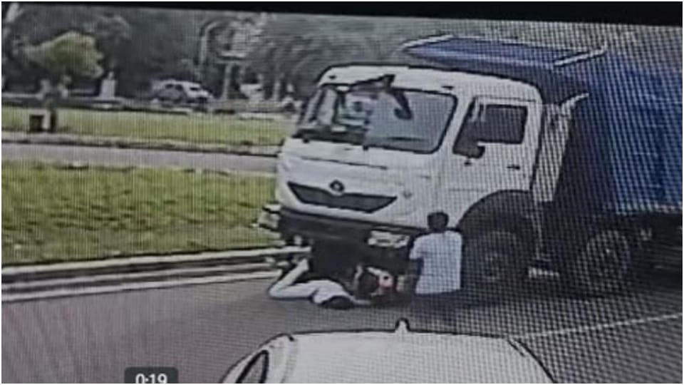 Trola driver hit scooty dragged girl students for 200 meters