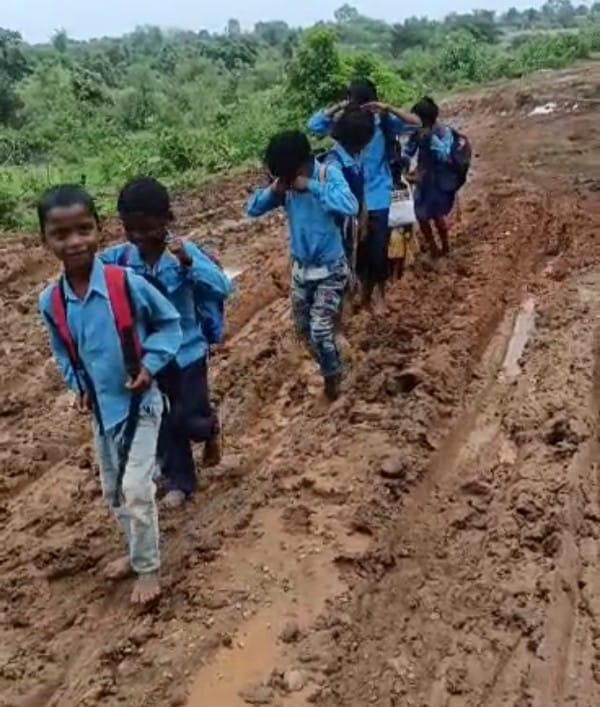 MP News: Muddy road in Umaria is stopping children from studying, innocent people cry on passing through here