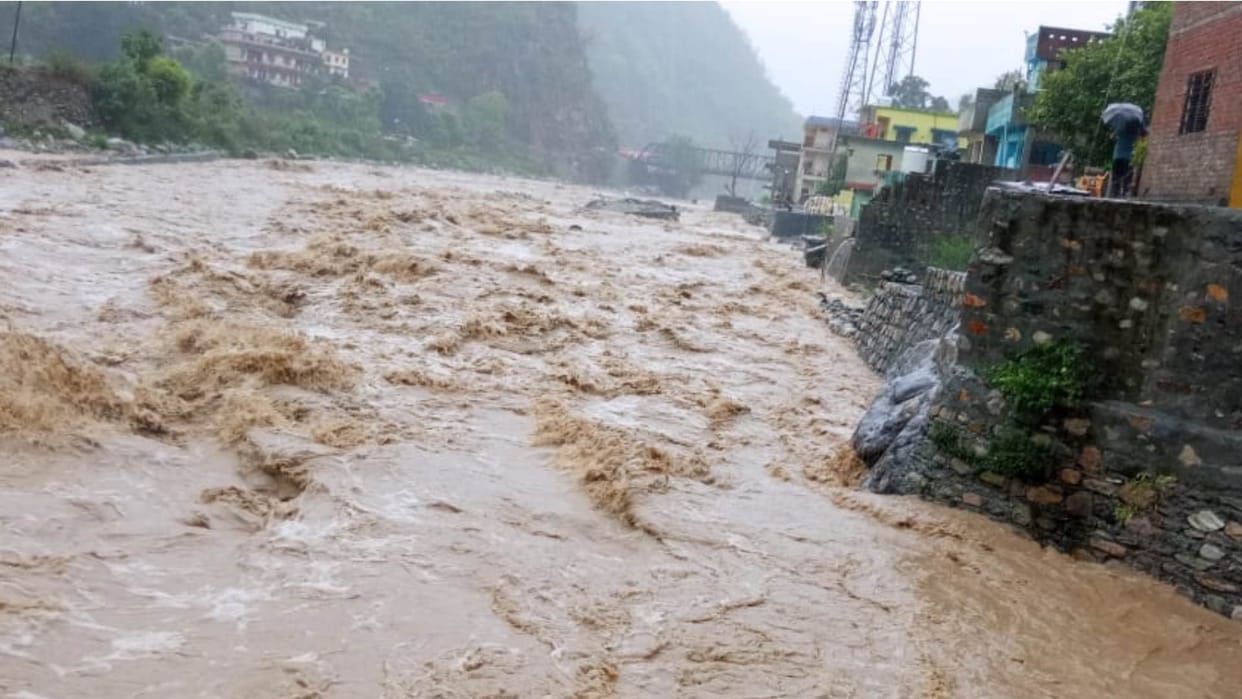 Uttarakhand Weather News Due to heavy rain all schools will remain closed in Nainital tomorrow