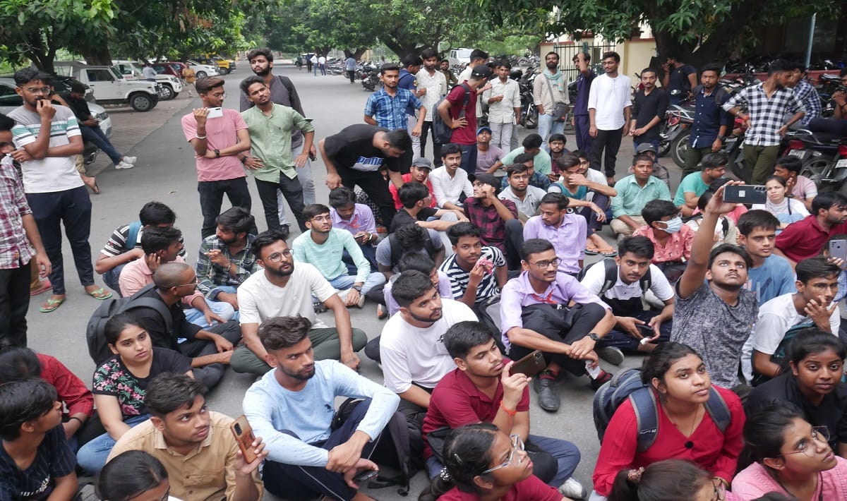 B Voc Students sitting on Protest in BHU said pay highest fees but do not get facilities