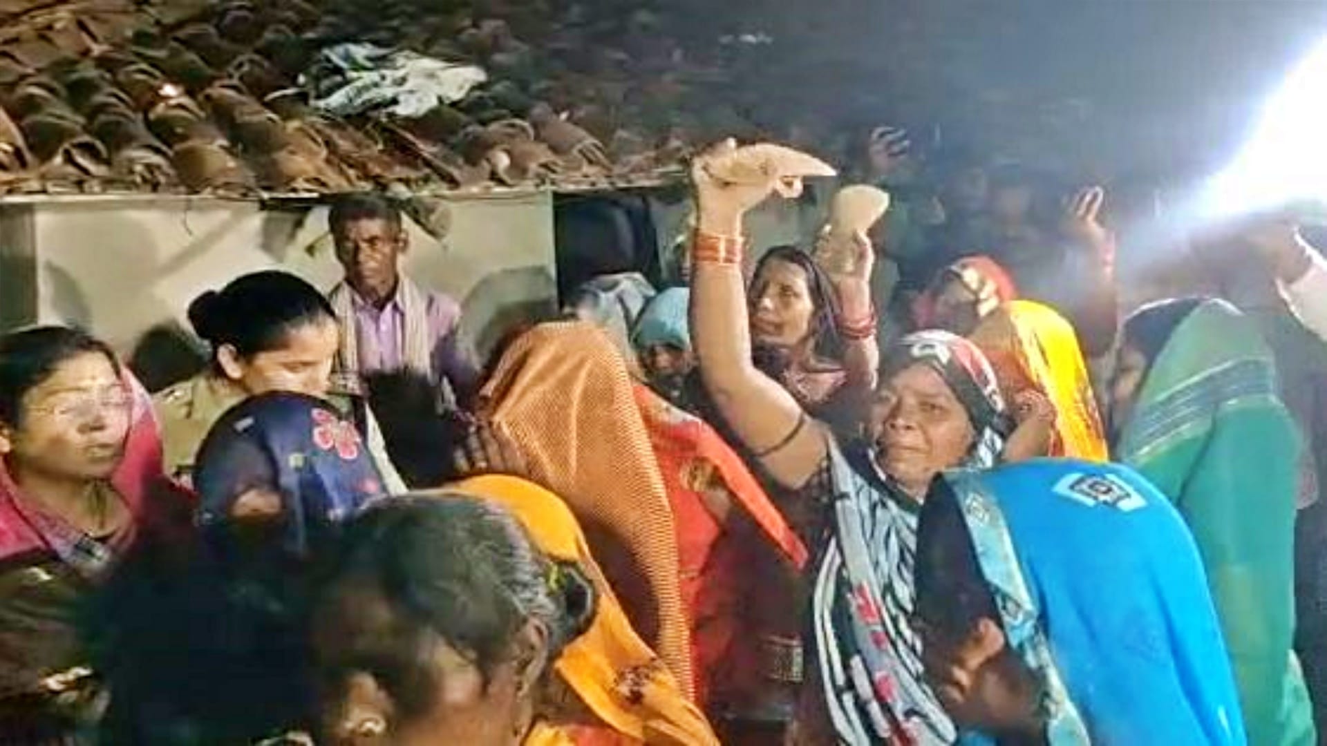 विधायक को चप्पल दिखातीं महिलाएं।