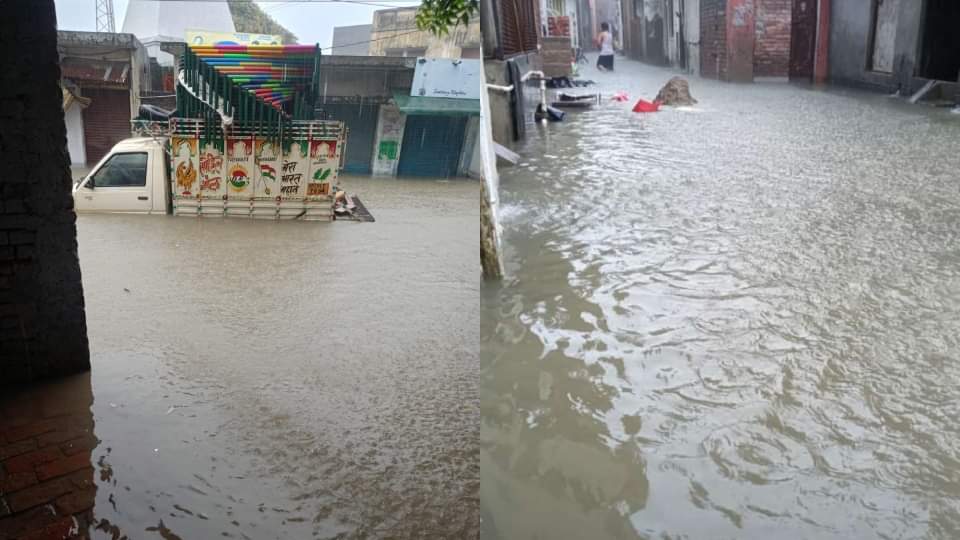 Waterlogging on the roads due to heavy rains in Bareilly