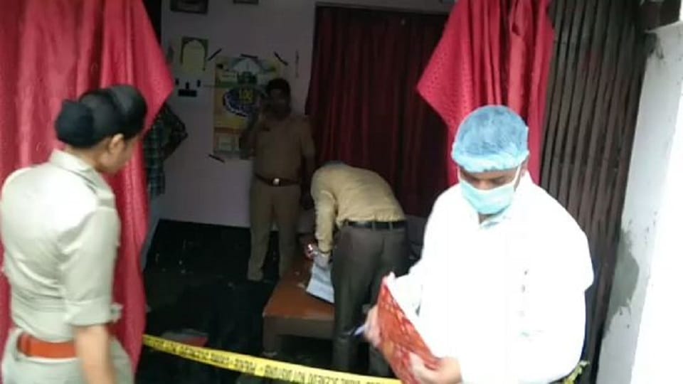 Husband brutally murdered his wife by slitting her throat in Pilibhit