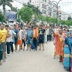 जम्मू में पंजीकरण करवाते यात्री