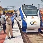 झंडी दिखाने के बाद रवाना होती वंदेभारत।