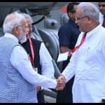 रायपुर एयरपोर्ट पर प्रधानमंत्री का स्वागत करते सीएम भूपेश बघेल।