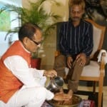 मुख्यमंत्री शिवराज सिंह चौहान ने सीधी के पीड़ित के पैर धोए और उन्हें शॉल दी।