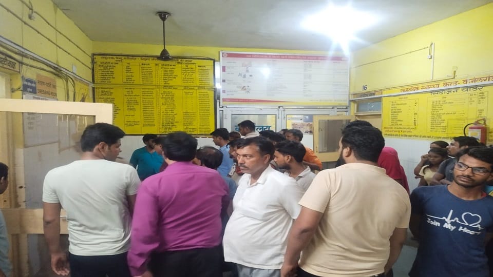 Gonda News: Pickup collided with tree while saving Nilgai, three killed, one seriously injured