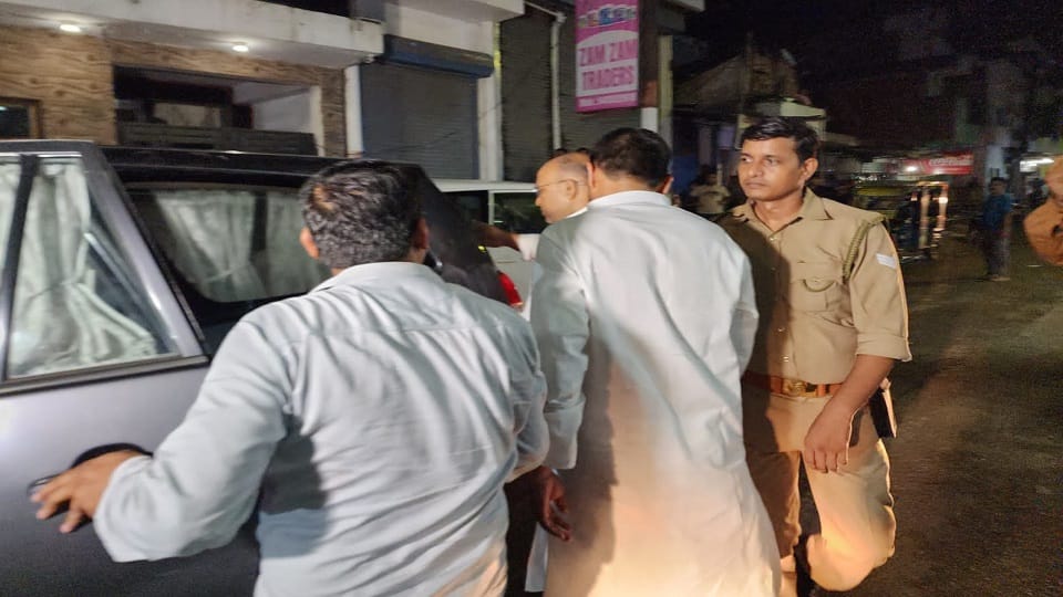 Barabanki News: Income tax raid on real estate businessman's house and car showroom