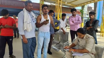 Bihar: बाइक सवार दो दोस्तों को तेज रफ्तार वाहन ने रौंदा, दोनों की मौके पर मौत; एक की जुलाई में होनी थी शादी A speeding vehicle ran over two bike-borne youths returning from a friend's wedding in Vaishali; both died