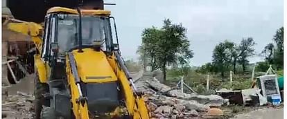 Indore:आदिवासी किशोरी से किया रेप, आरोपी के मकान पर चला बुलडोजर Tribal girl raped, bulldozer ransacked the accused's house