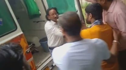 Bihar News: कॉलर पकड़ पीटते हुए डॉक्टर को एम्बुलेंस पर बैठा ले गए, सर्पदंश का इलाज नहीं होने पर उतारा गुस्सा Angry relatives of deceased patient took doctor on ambulance by beating him and holding collar in Supaul