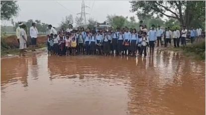 Rajasthan: बांदीकुई-दौसा हाइवे 6 दिन से पानी में डूबा, जान पर खेलकर स्कूल जा रहे बच्चे, ग्रामीणों की चेतावनी Bandikui-Dausa highway submerged in water for 6 days children going to school risking their lives