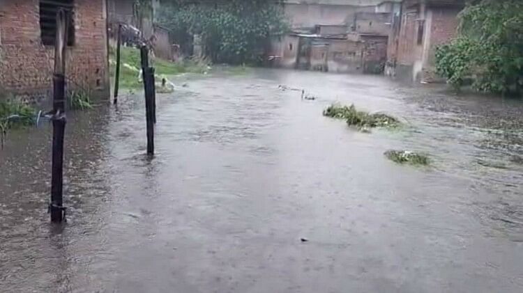 Uttarakhand Weather Flood like situation in Kumaon due to heavy rainfalls car Swept away in Nainital Sher Nala