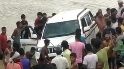 Bihar News: In Darbhanga, car with three people jumped from dam into the river, only people saved their lives
