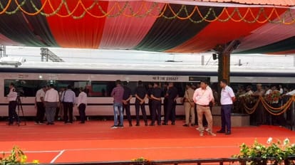 PM Modi In Gorakhpur: पीएम मोदी की हरी झंडी के इंतजार में वंदे भारत, SPG ने बनाया छावनी Vande Bharat express ready for run after PM Modi gives green signal