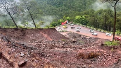 खतरे का हाईवे: नहीं रुक रहा भूस्खलन, वनवे ट्रैफिक, पहाड़ी से कभी भी गिर जाते हैं पत्थर Himachal News: Landslide continues on kalka shimla national highway five