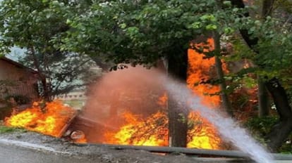 Jammu Kashmir: जम्मू-श्रीनगर हाईवे पर रामबन में पेट्रोल टैंकर खाई में गिरा, आग भड़कने के बाद मची अफरा-तफरी Jammu Kashmir: Petrol tanker fell into ditch Ramban highway, chaos after fire broke out