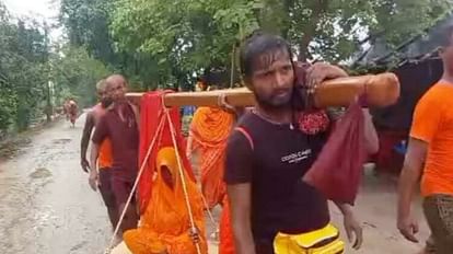Bihar News: बेटे ने मां को बहंगी में बैठा कर की कांवड़ यात्रा; बाबा बैद्यनाथ को किया जलार्पण Son did Kanwar Yatra by making his mother sit in a carriage in Khagaria; Water offered to Baba Baidyanath