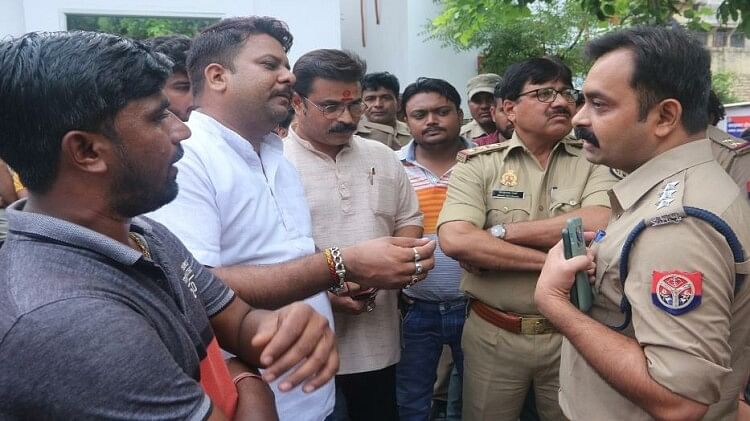 Aligarh News: गैंगरेप, मारपीट में कार्रवाई न होने पर भड़के हिंदू संगठन कार्यकर्ता, आश्वासन पर हुए शांत