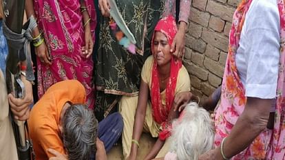Aligarh News: खेल रहे भाई-बहन के ऊपर गिरा बिजली का तार, बच्चे की मौत और बच्ची झुलसी Electric wire fell on brother and sister playing
