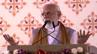 Varanasi: PM मोदी का कांग्रेस पर हमला, 2014 से पहले मात्र 19 शताब्दी ट्रेन, हमने नौ साल में 25 वंदे भारत चलाई PM Modi said only 19 Shatabdi trains Before 2014 while we ran 25 Vande Bharat express in nine years,