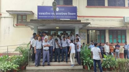 Varanasi: बीएचयू में पत्रकारिता की विभागाध्यक्ष को छात्रों बनाया बंधक, प्रॉक्टोरियल टीम से जमकर हाथापाई head of the Department of Journalism in BHU made hostage by students