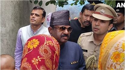 West Bengal: पंचायत चुनाव से एक दिन पहले मुर्शिदाबाद पहुंचे राज्यपाल, वरिष्ठ अधिकारियों के साथ करेंगे बैठक West Bengal: Governor reached Murshidabad a day before Panchayat elections, will hold meeting with officials