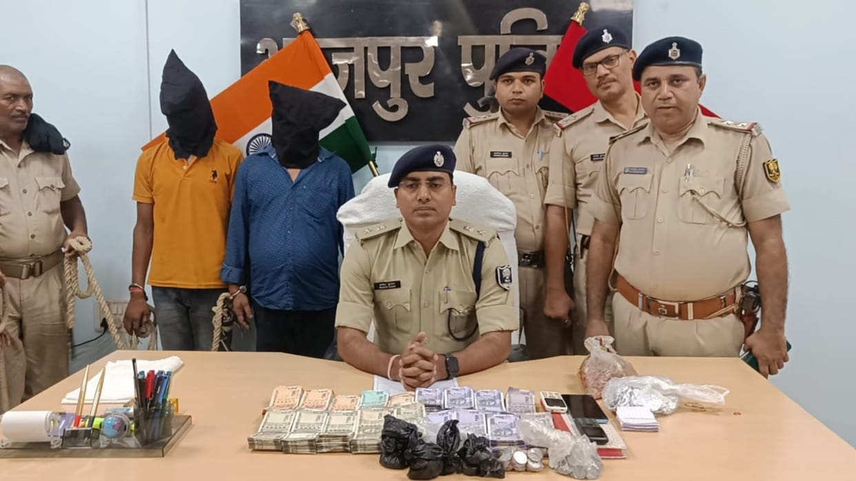 Arrah police arrested a heroin smuggler and the absconding accused of killing a sand laborer in Bhojpur