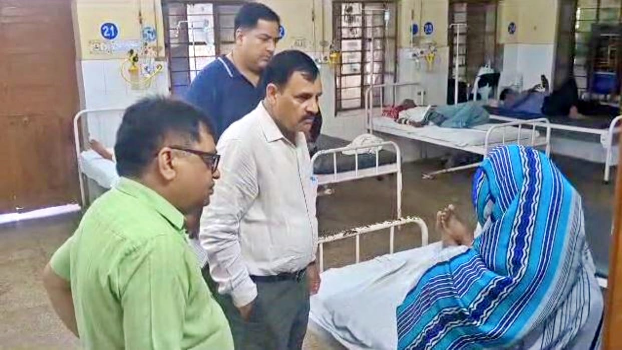 Divisional commissioner got angry after seeing more dirt in Karauli district hospital