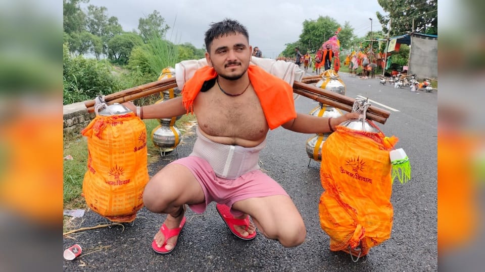 Kanwar Yatra 2023 haridwar Grandson From Haryana Took Gangajal for Long life of his 108 year old grandmother