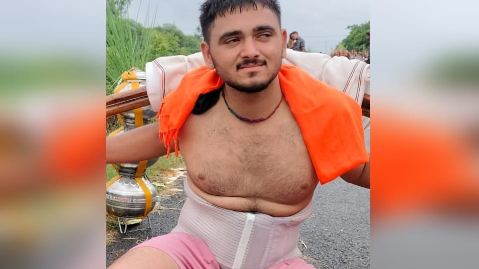 Kanwar Yatra 2023 haridwar Grandson From Haryana Took Gangajal for Long life of his 108 year old grandmother