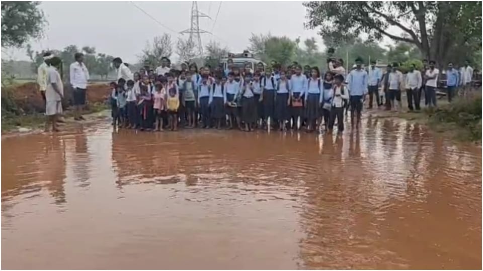 Bandikui-Dausa highway submerged in water for 6 days children going to school risking their lives