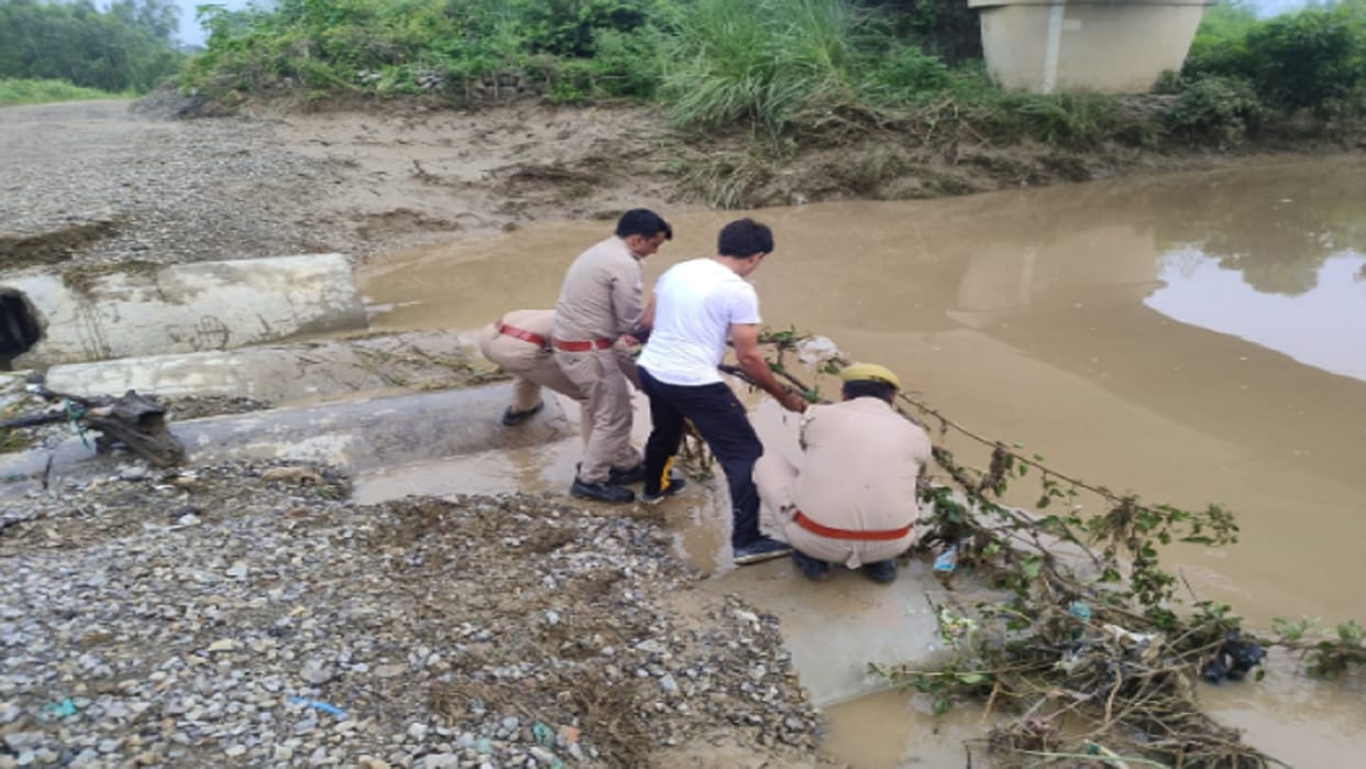 Temporary bridge was washed away in strong current of river, administration had planned for Kanwariyas