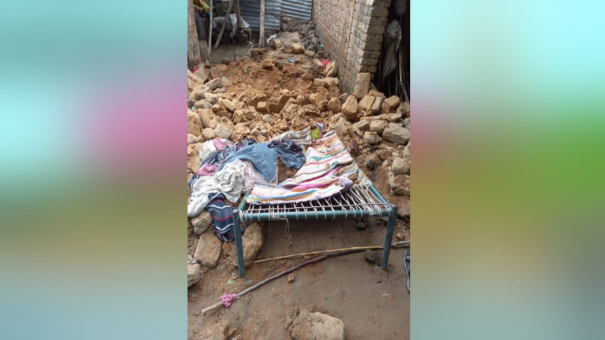 The wall of kutcha house collapsed in Bijnor and a girl died after being buried under the debris