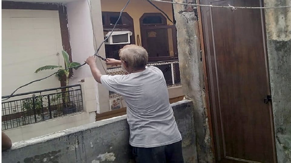 Vigilance team of Meerut raided Zakirnagar Colony of Ghaziabad and caught electricity theft
