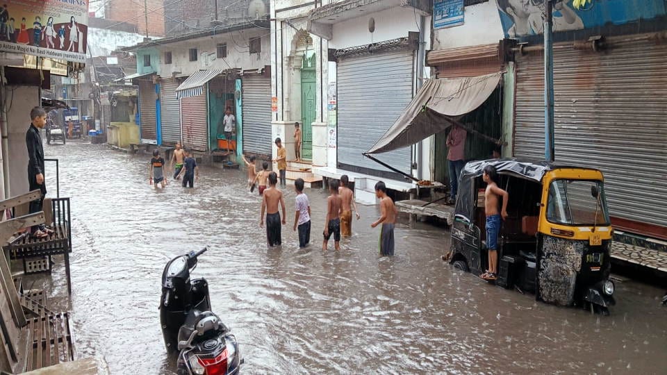 Uttarakhand Weather Flood like situation in Kumaon due to heavy rainfalls car Swept away in Nainital Sher Nala