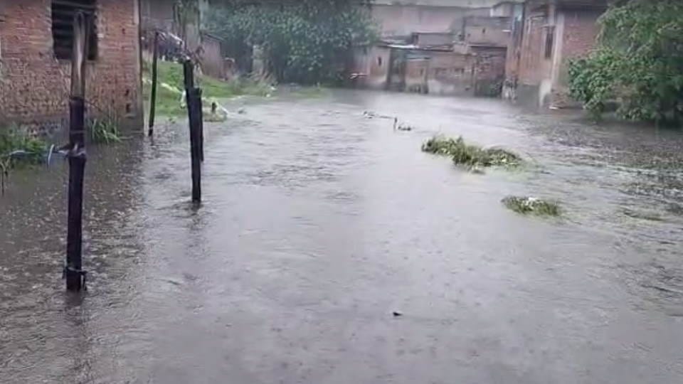 Uttarakhand Weather Flood like situation in Kumaon due to heavy rainfalls car Swept away in Nainital Sher Nala