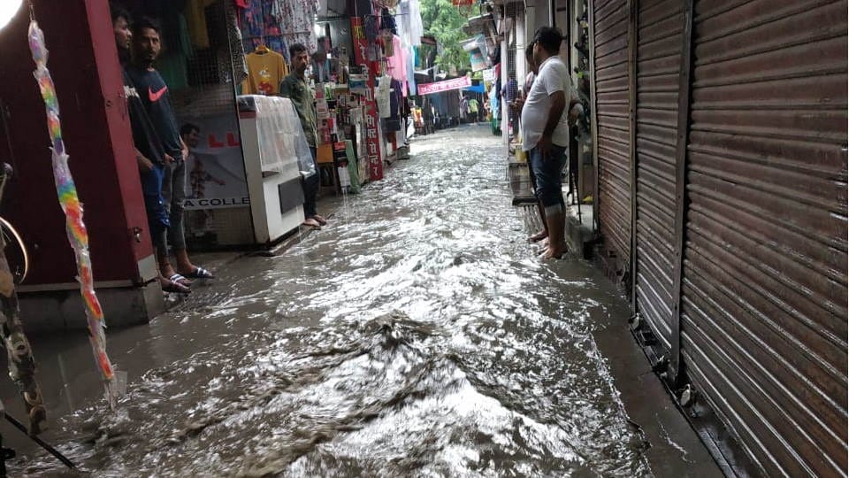 Uttarakhand Weather Flood like situation in Kumaon due to heavy rainfalls car Swept away in Nainital Sher Nala