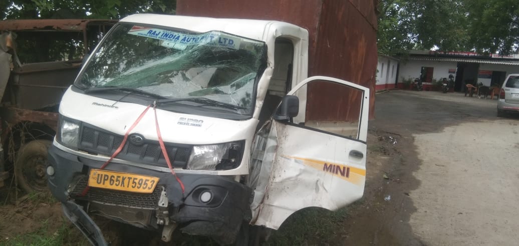 Varanasi High speed dumper collided with moving magic, driver and operator died
