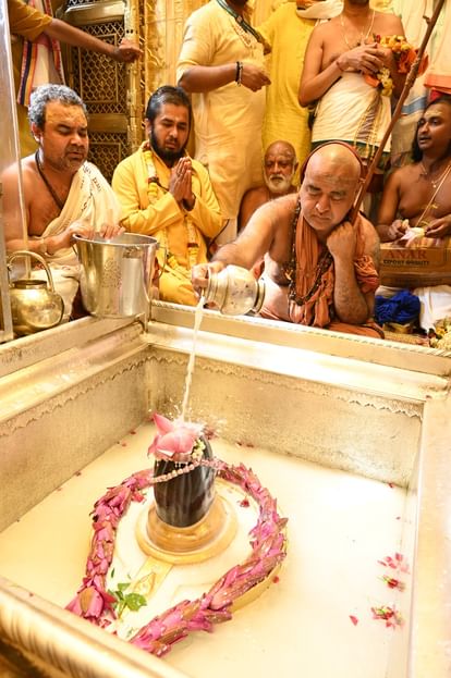 Kashi Vishwanath Temple  Priests will get salary equal to Inter college lecturer along with promotion