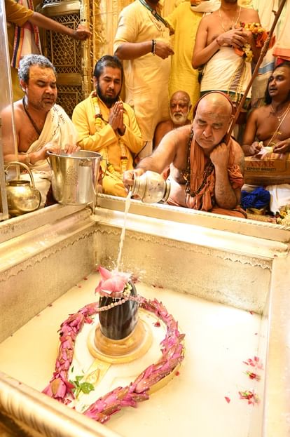 Exclusive: काशी विश्वनाथ मंदिर के पुजारियों को मिलेगा कॉलेज प्रवक्ता के बराबर वेतन, पदोन्नति के साथ छुट्टी भी Kashi Vishwanath Temple Priests will get salary equal to Inter college lecturer along with promotion