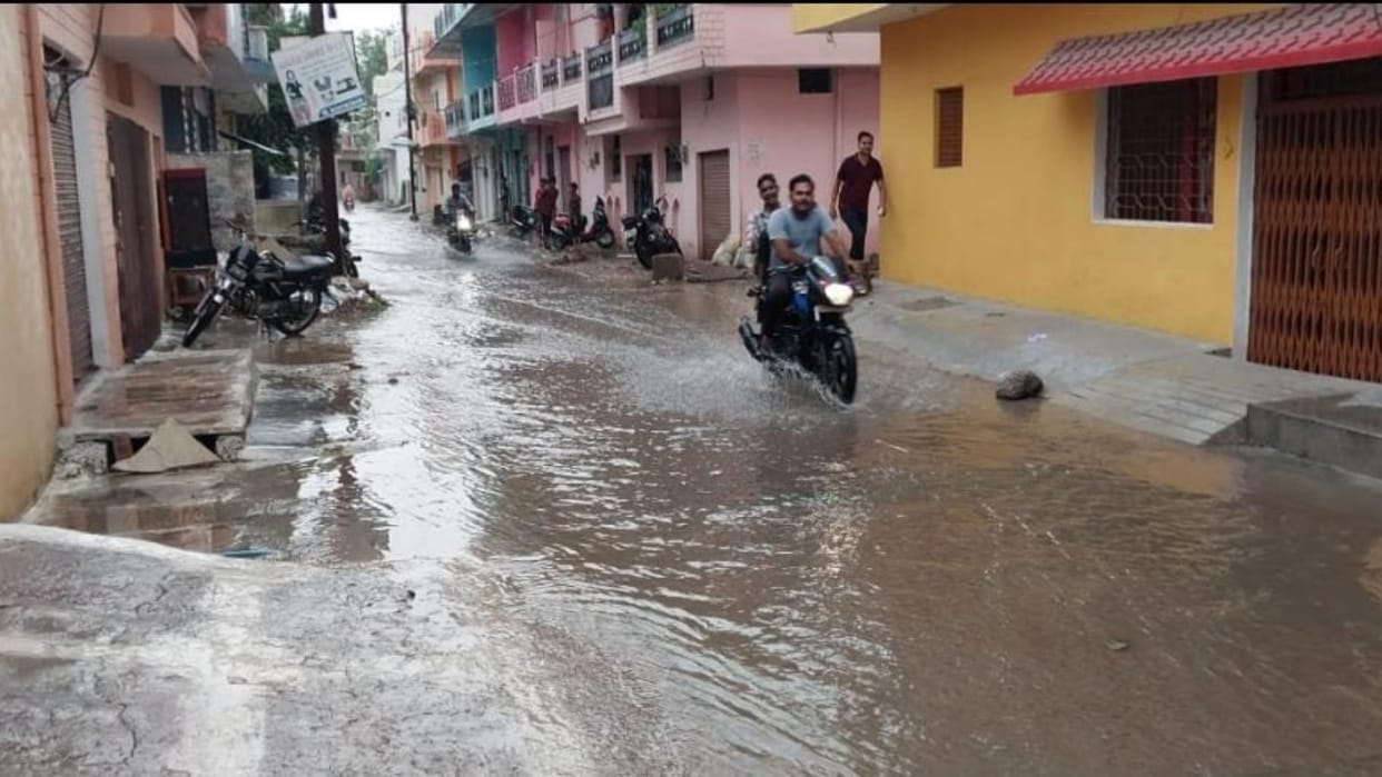 Chhatarpur Water filled in the streets entered the houses the road drowned