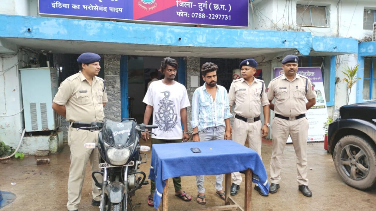Masked miscreants robbed the friend in bhilia