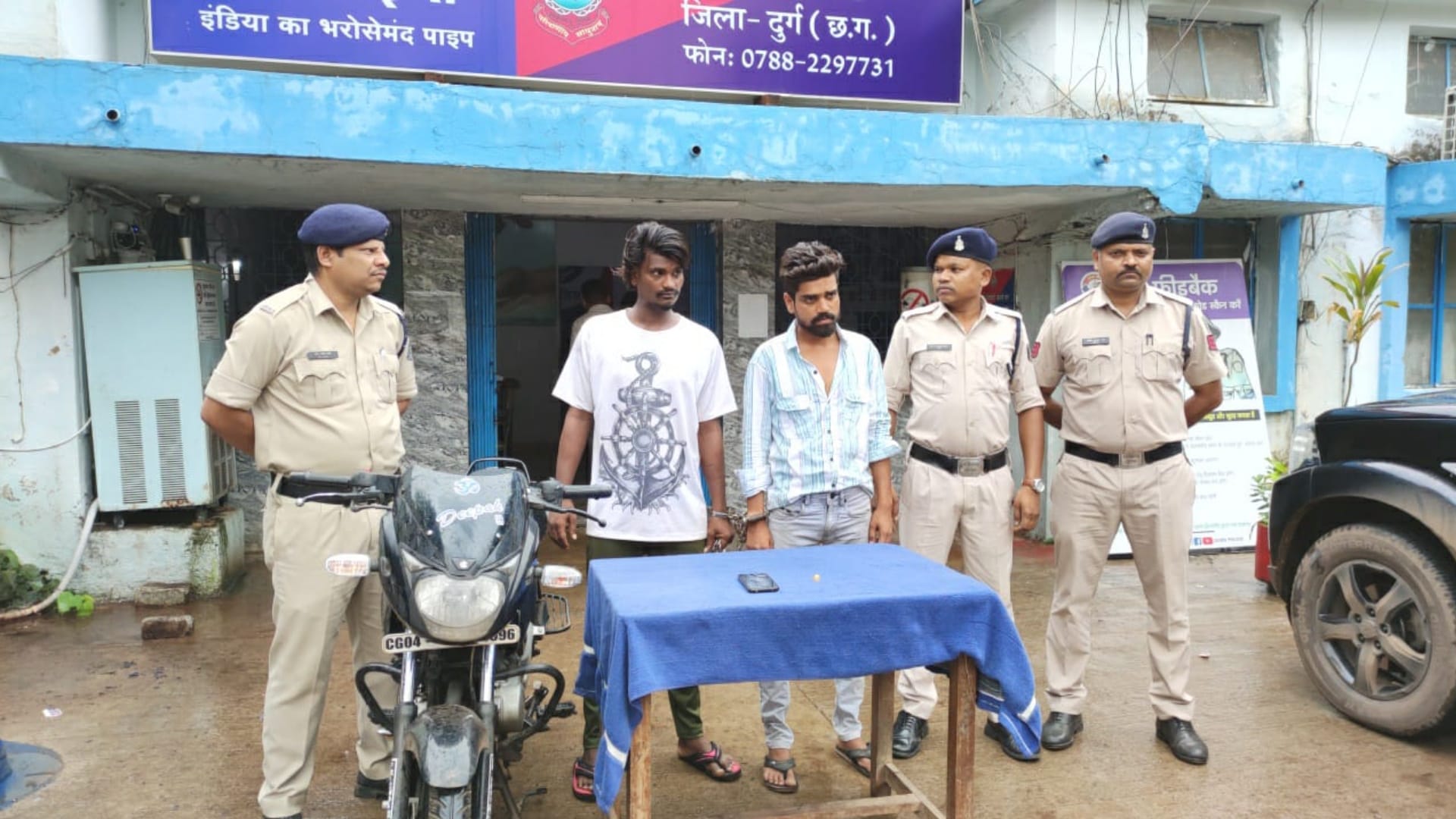 पुलिस गिरफ्त में आरोपी।