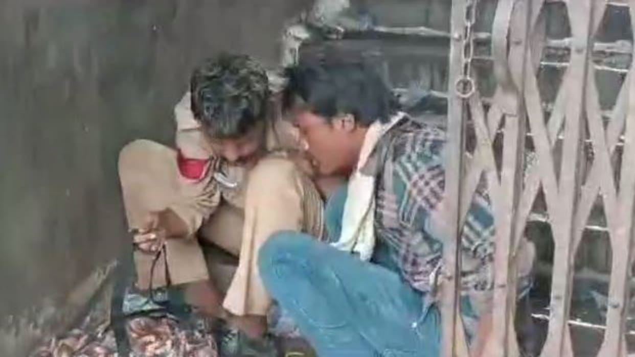 Chhindwara News Drunk head constable seen stumbling on uniform
