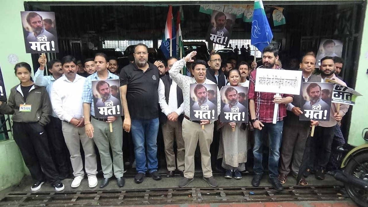 Congress leaders protest in support of Rahul gandhi amid rain