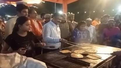 डीएम ने कांवड़ सेवा शिविर पहुंचकर सेंकी रोटी