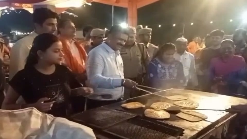 DM served food to Kanwariyas after reaching Kanwar Sewa Camp
